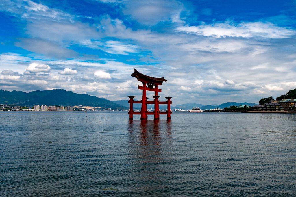 Torii im Meer